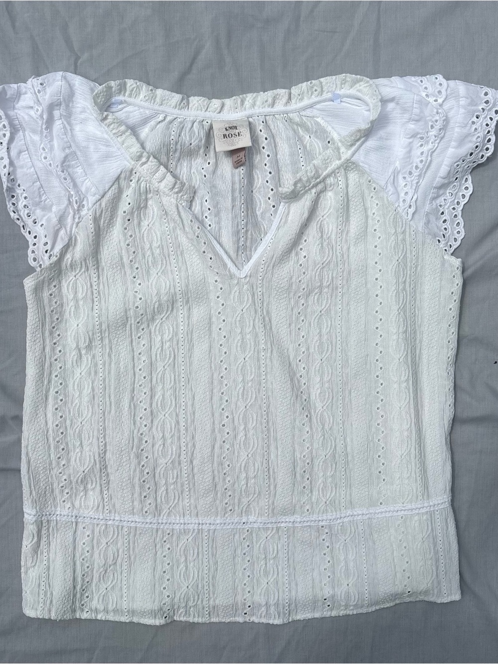 Knox Rose White Eyelet Ruffled V-Neck Women’s Top Size Medium